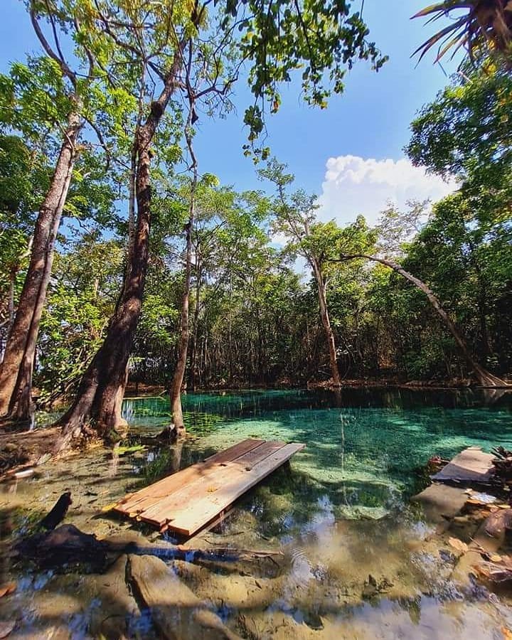 Aguas turquesas del Cráter Azul en Sayaxché, Petén