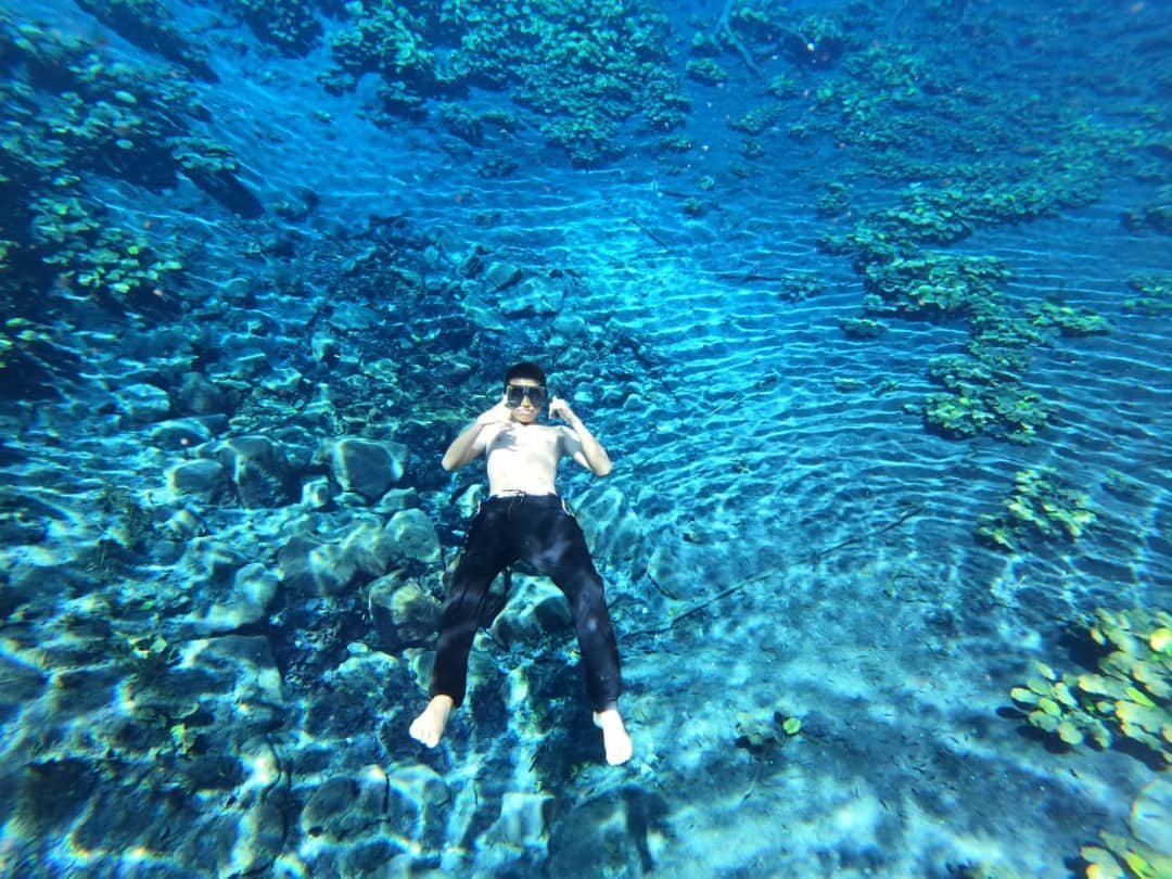 Lancha navegando por el Arroyo Pucté hacia el Cráter Azul