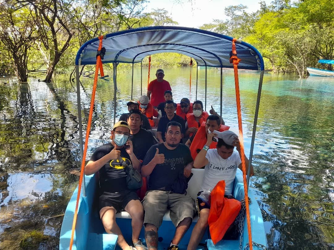 Snorkel en el jardín subacuático del Cráter Azul