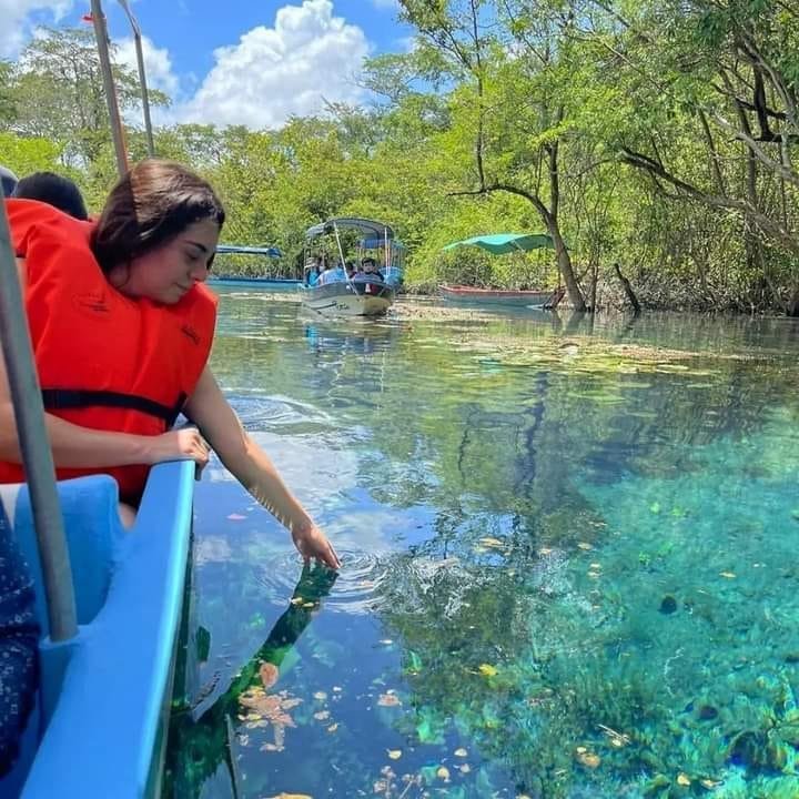 Aguas cristalinas color turquesa del Cráter Azul