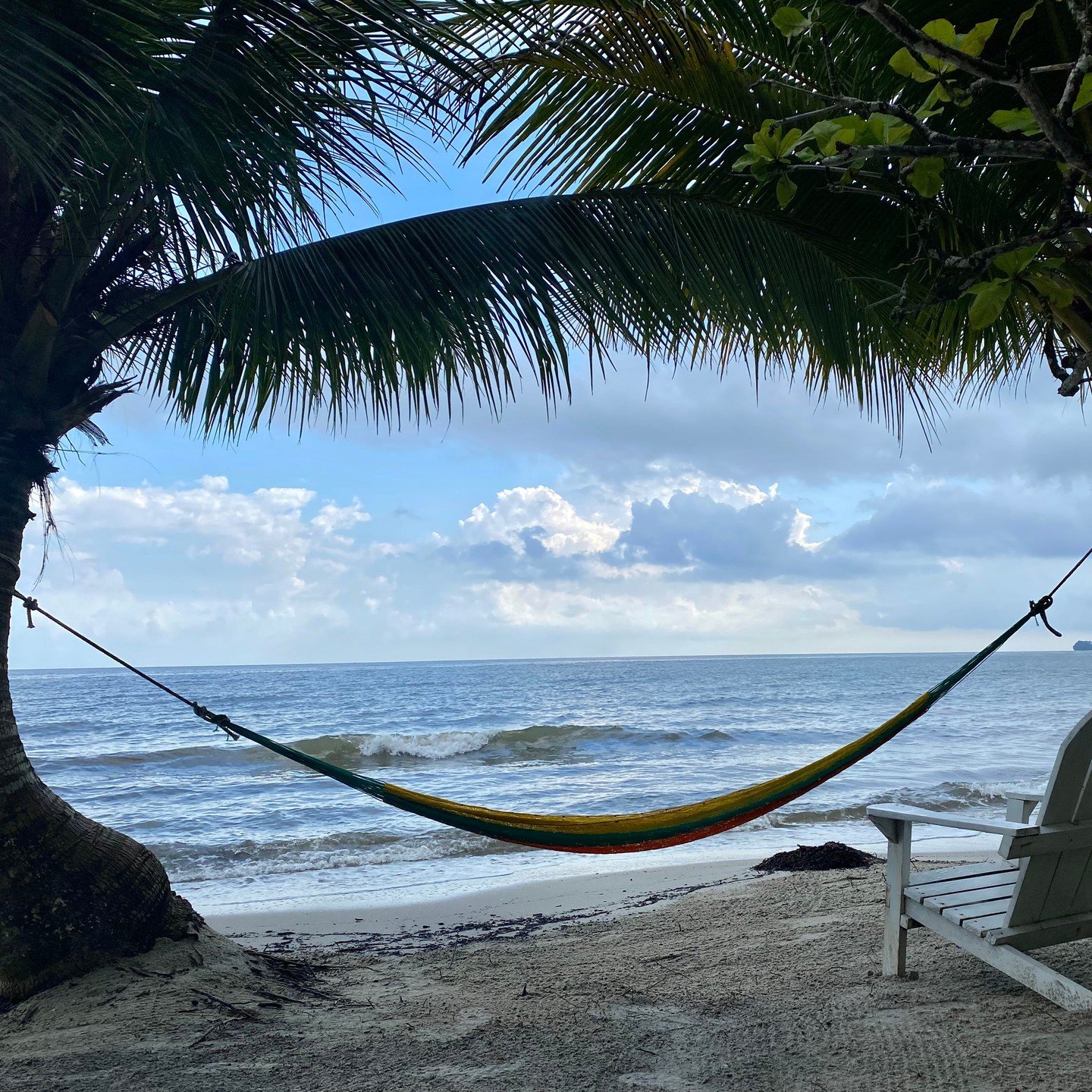 Familias disfrutando en Playa Blanca Guatemala