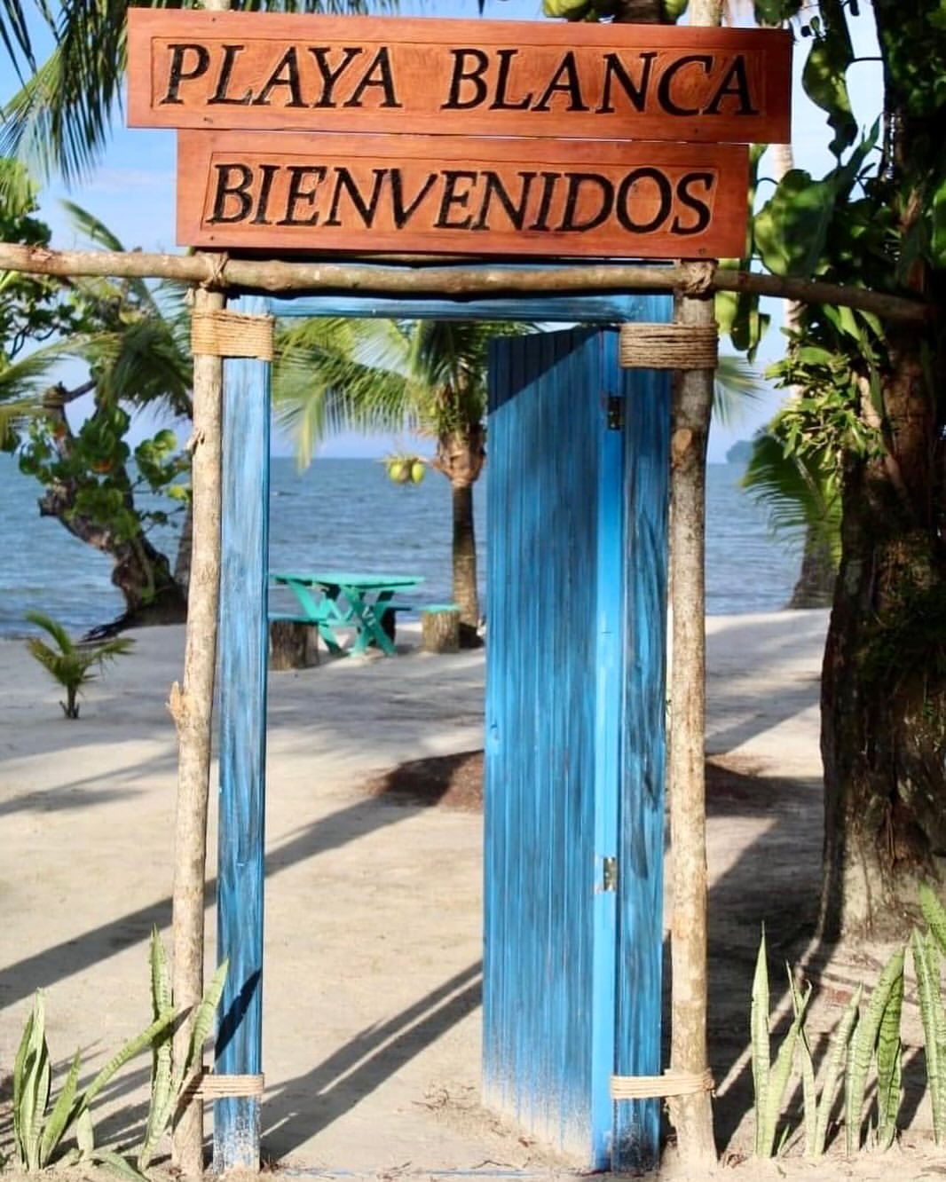 Playa Blanca Livingston Guatemala con arena blanca y mar turquesa caribeño