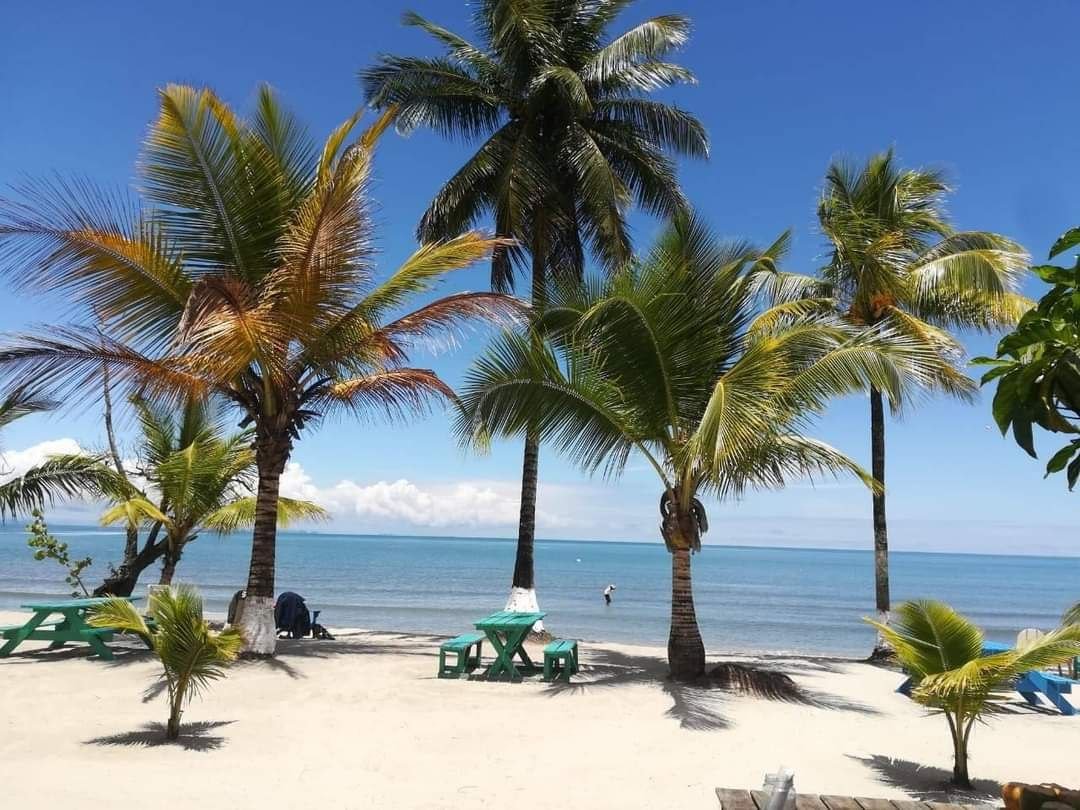 Playa Blanca Livingston Guatemala con arena blanca y mar turquesa caribeño