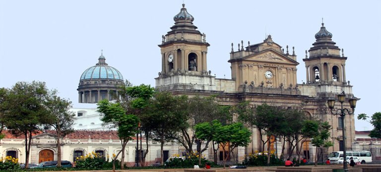 Catedral Metropolitana en Ciudad de Guatemala, city tour para escala de vuelo