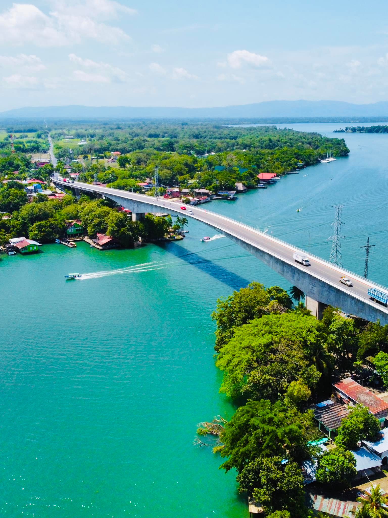 Vista aérea del puente y el Río Dulce en Izabal