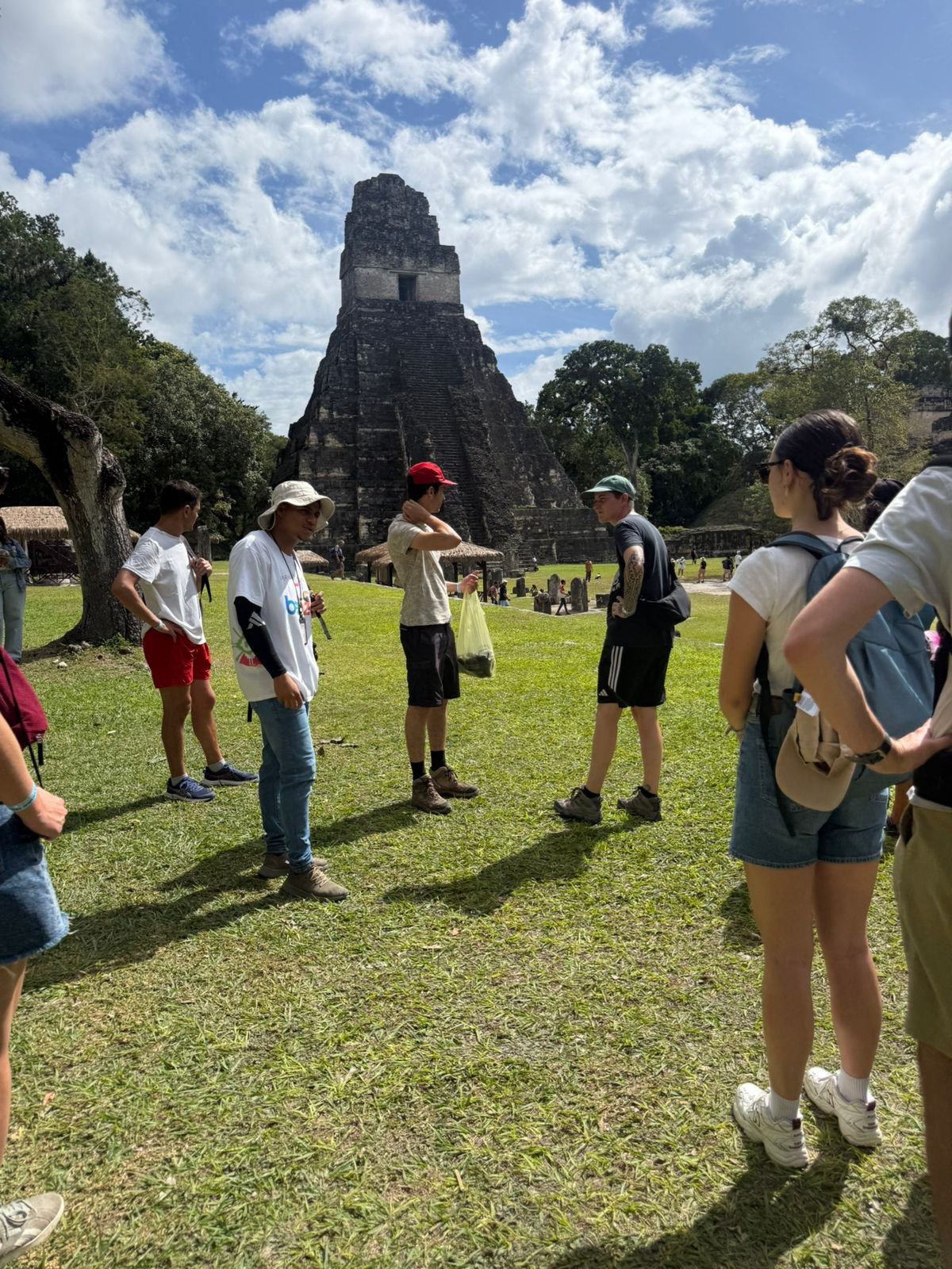 Grupo de turistas con guía en Tikal Guatemala
