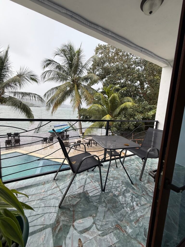 hotel en rio dulce con piscina