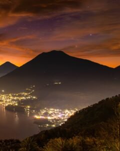 Vista nocturna de los pueblos del lago de Atitlán, Guatemala