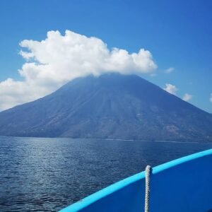 Tour lago de Atitlán 1 día: vista del volcán desde la lancha