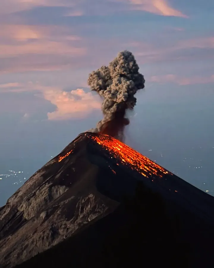 Tour Volcán Acatenango: erupción nocturna del Volcán de Fuego vista desde el campamento