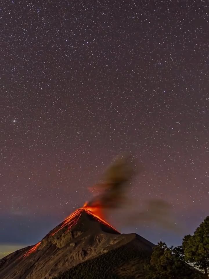 Cráter del Acatenango de noche bajo un cielo estrellado