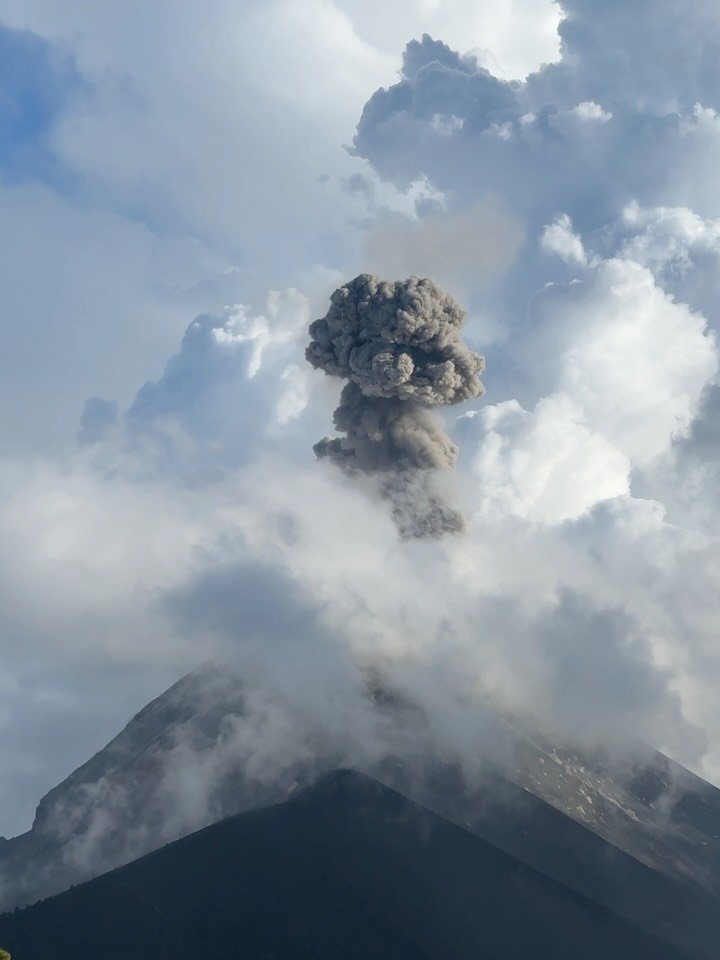 Turistas reaccionando a la actividad del Volcán de Fuego desde el Acatenango