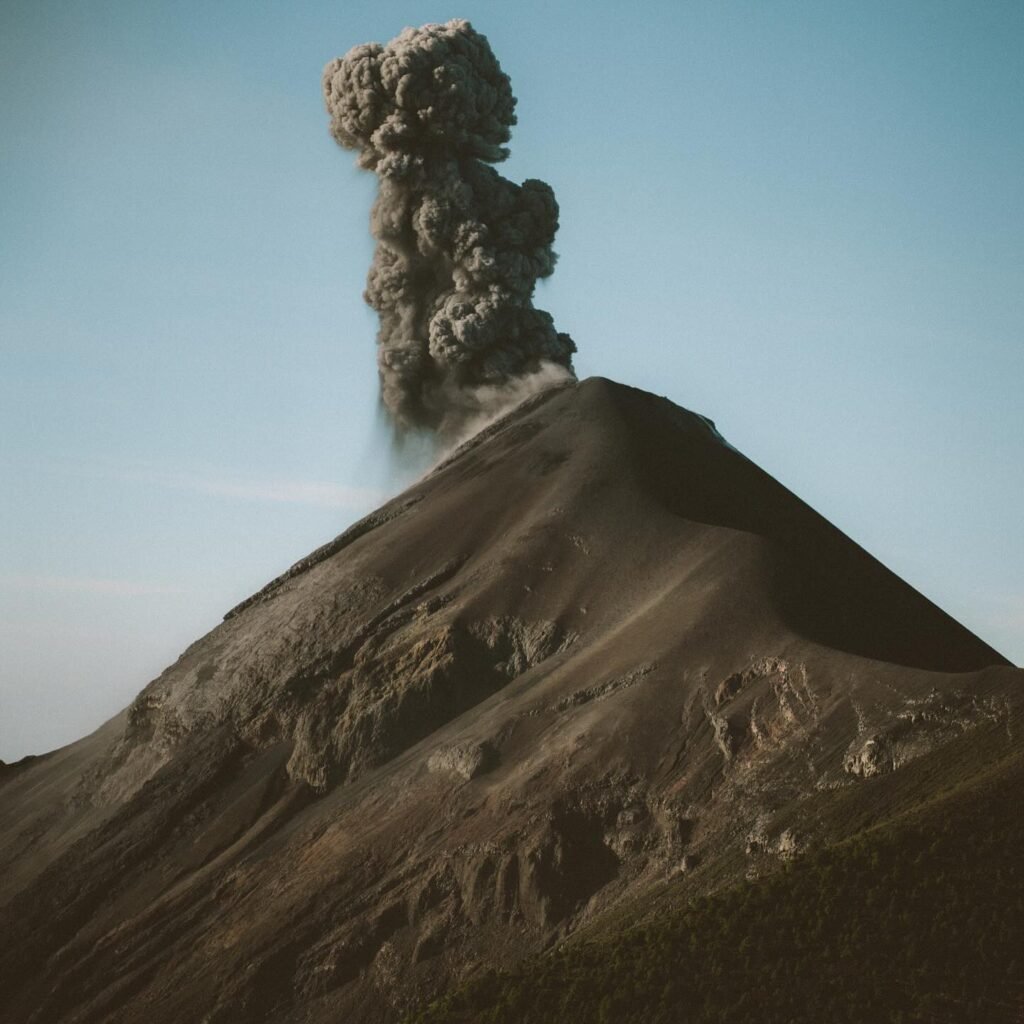 Volcán de Fuego humeando visto desde el sendero del Acatenango
