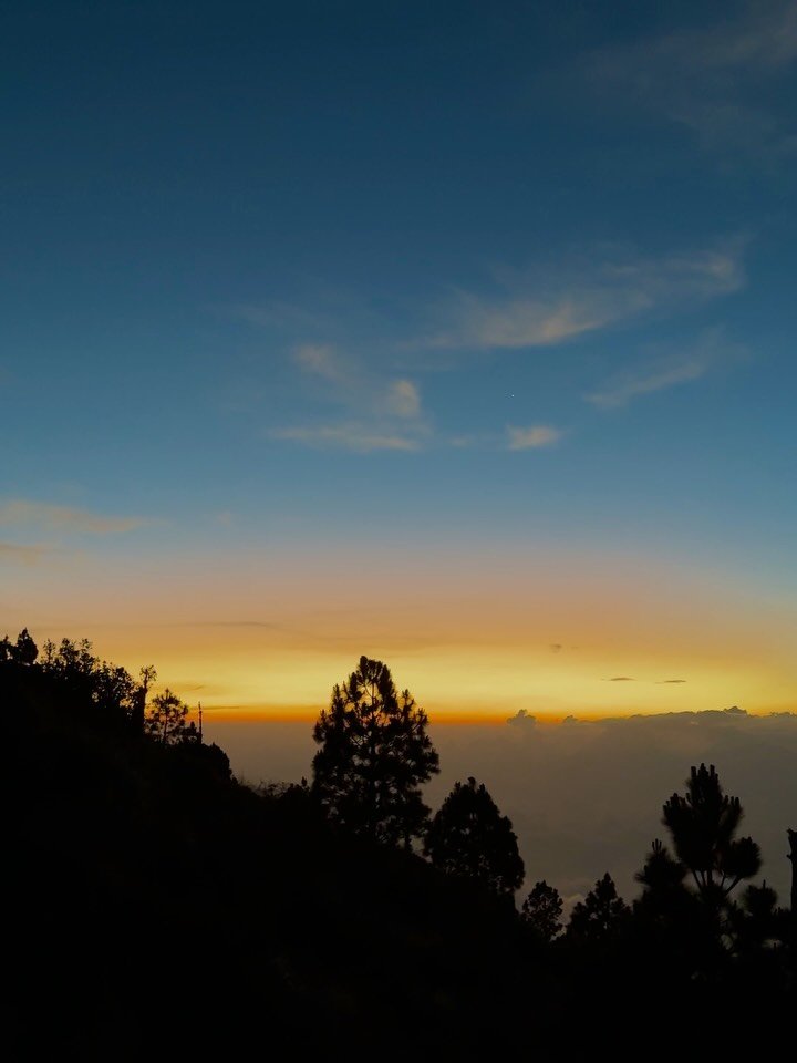 Amanecer sobre el mar de nubes desde el campamento del Acatenango