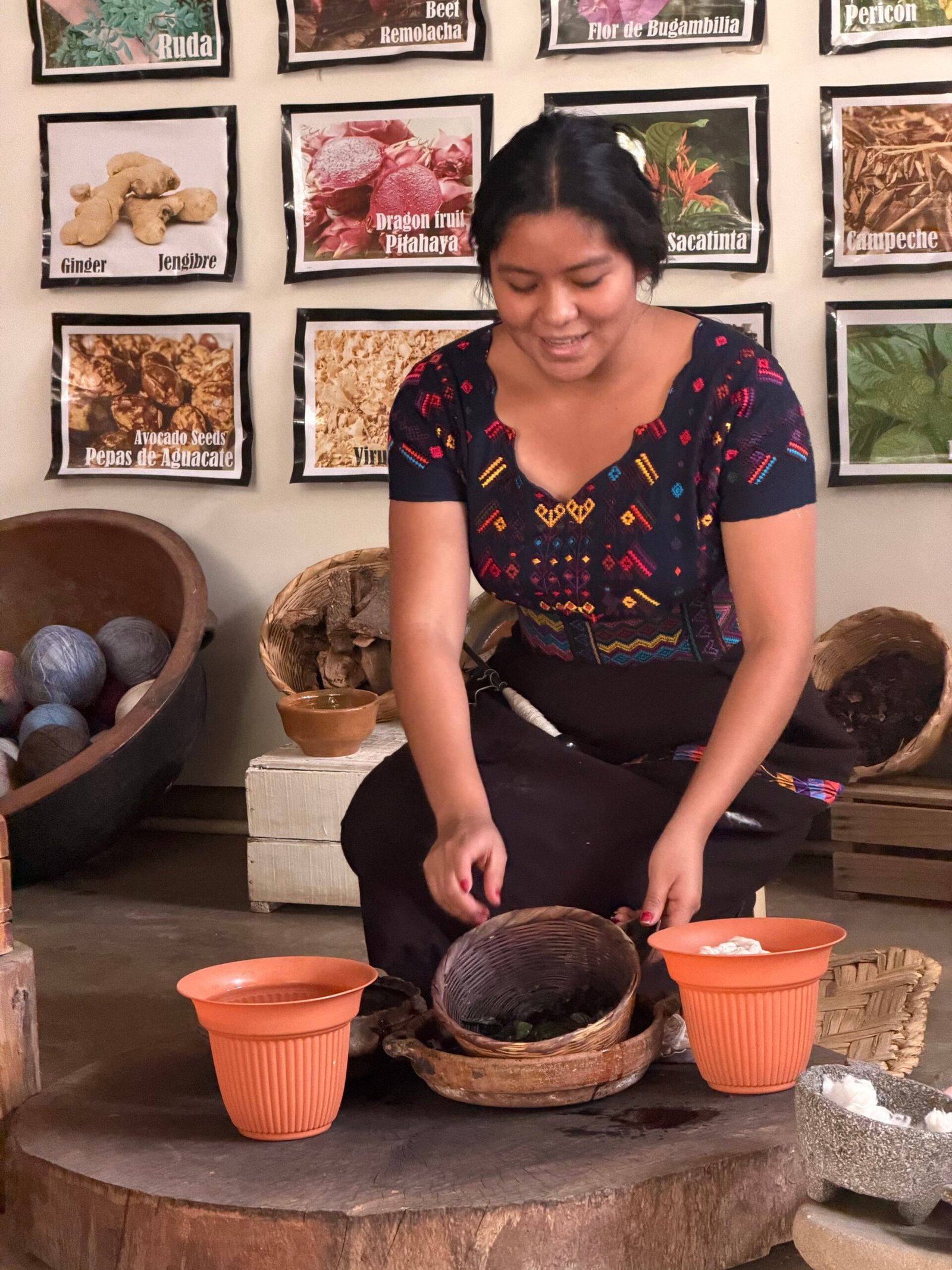 Artesana con cerámica tradicional en un taller de artesanías en Santiago Atitlán, Lago de Atitlán