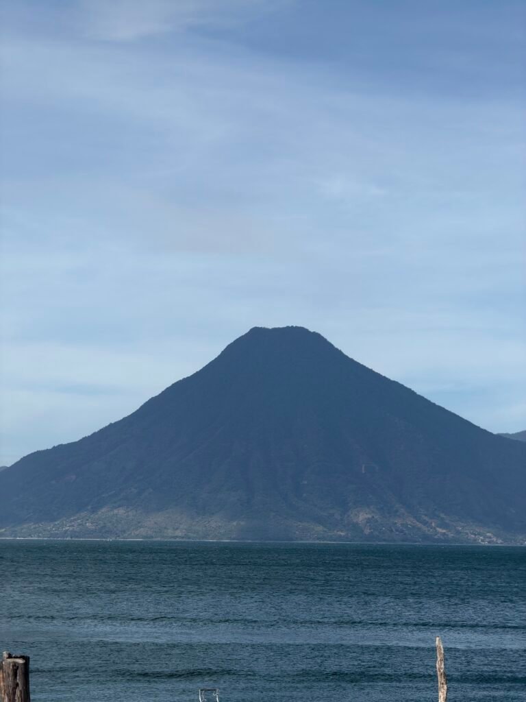 Atardecer sobre el Lago de Atitlán y sus volcanes, Guatemala