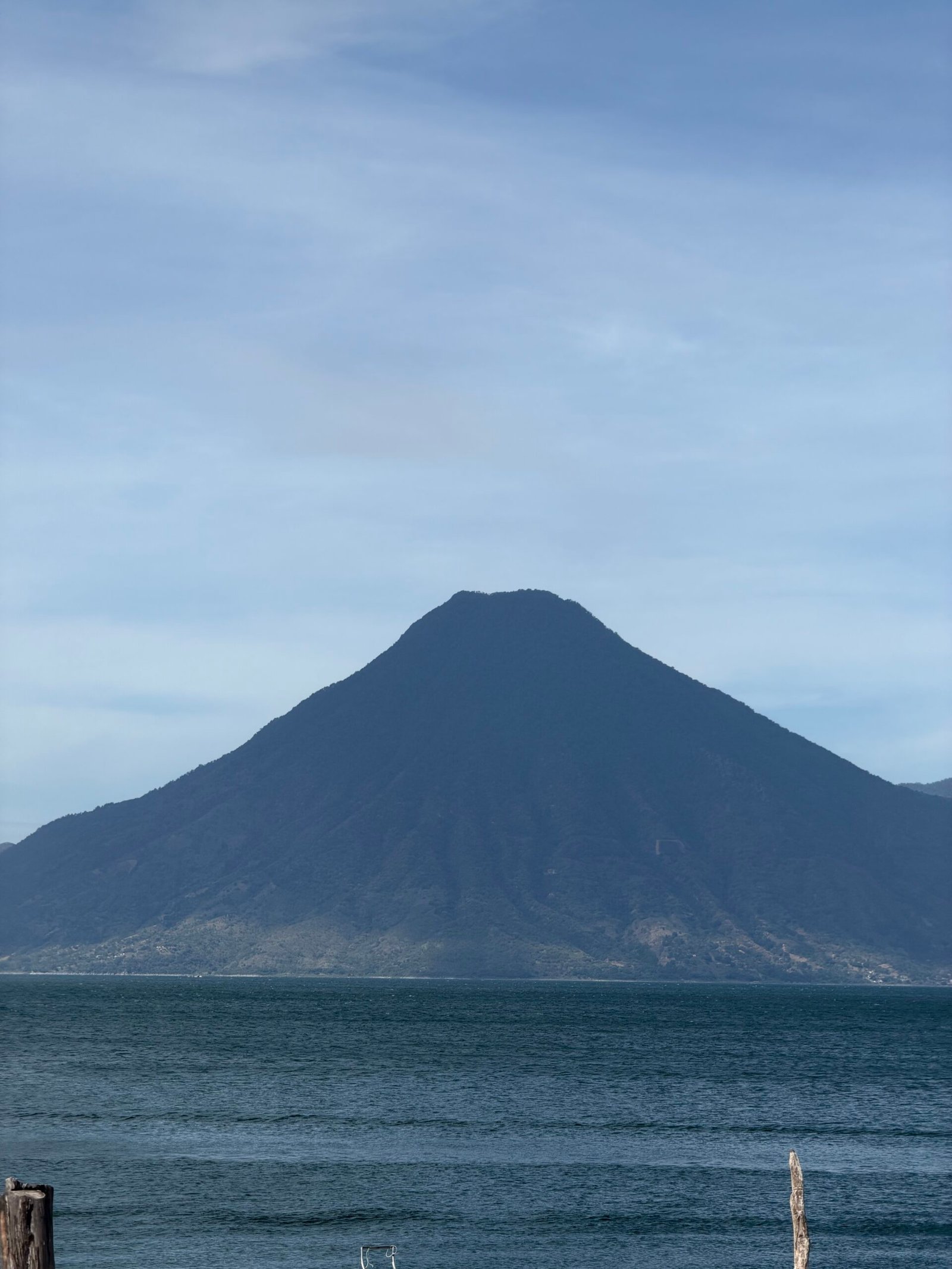 Atardecer sobre un volcán visto desde una lancha en el Lago de Atitlán, Guatemala