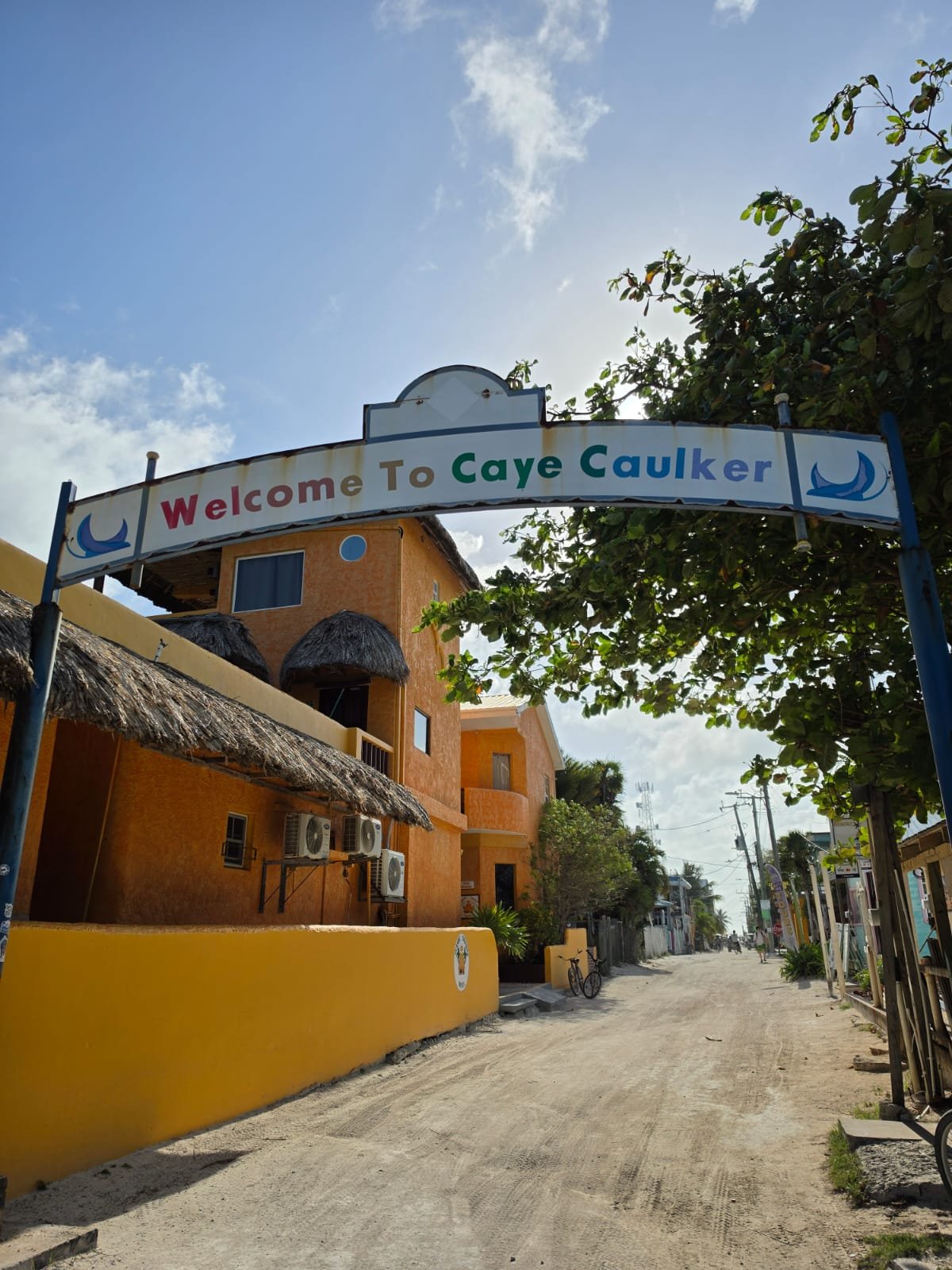 Letrero de bienvenida a Caye Caulker, isla del Caribe de Belice