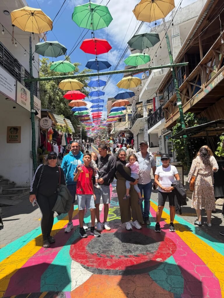 Calle de las Sombrillas en San Juan La Laguna, tour Atitlán desde Antigua