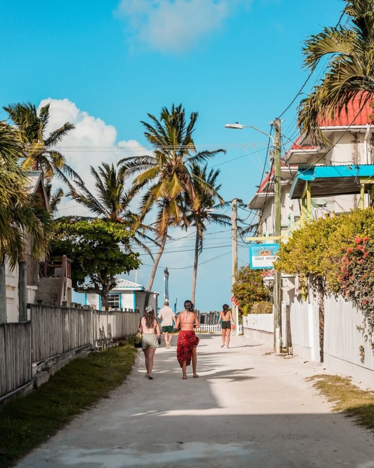 Camino en la playa de Caye Caulker, Belice, tour desde Flores