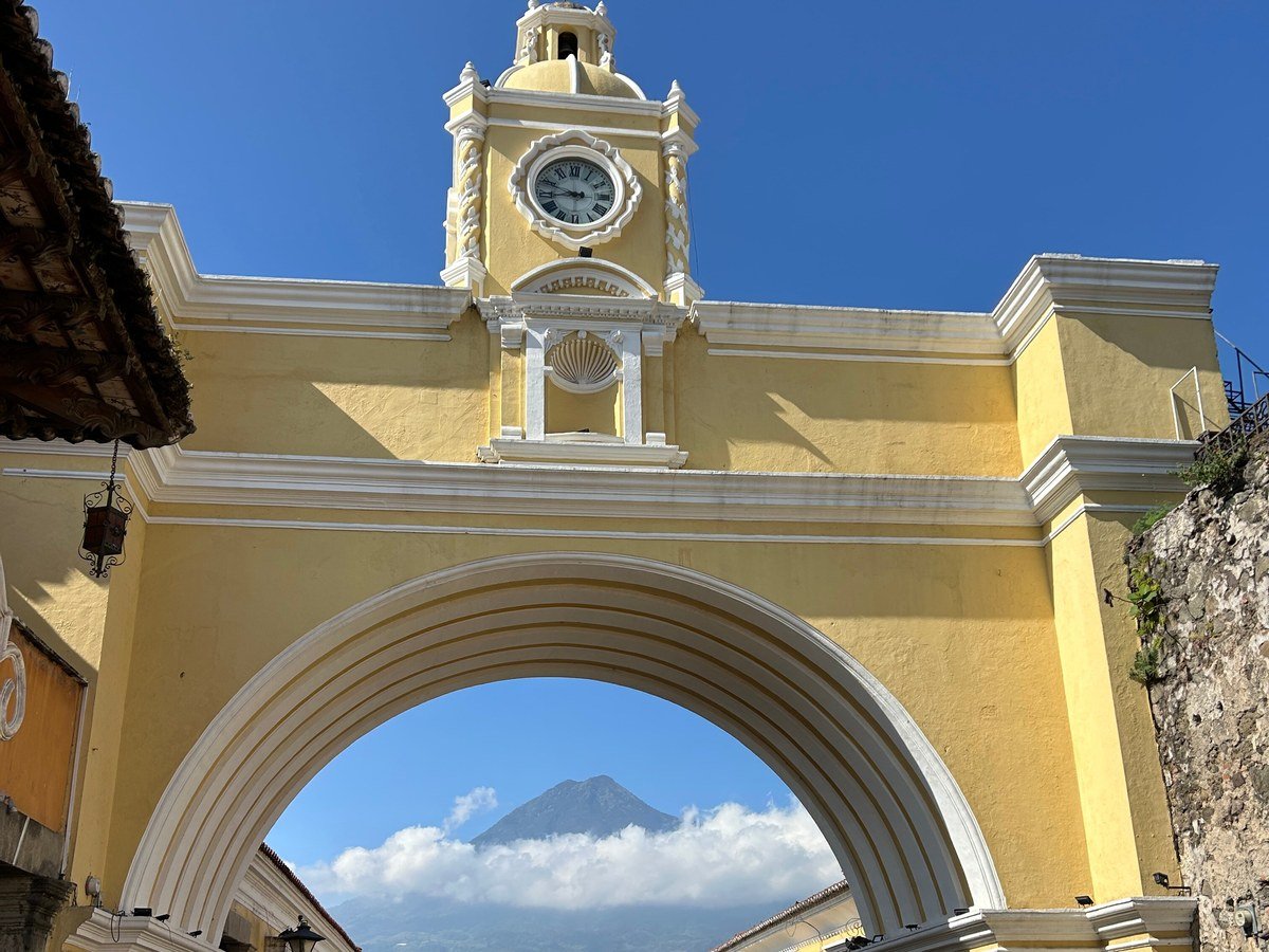 Arco de Santa Catalina en Antigua Guatemala con el Volcán de Agua de fondo
