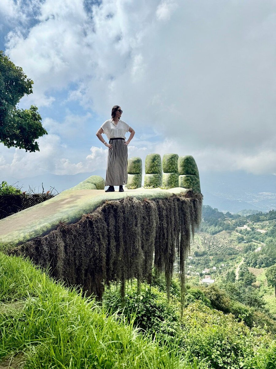 Turista en el mirador de la Mano de Hobbitenango con vista a los cerros de Antigua Guatemala