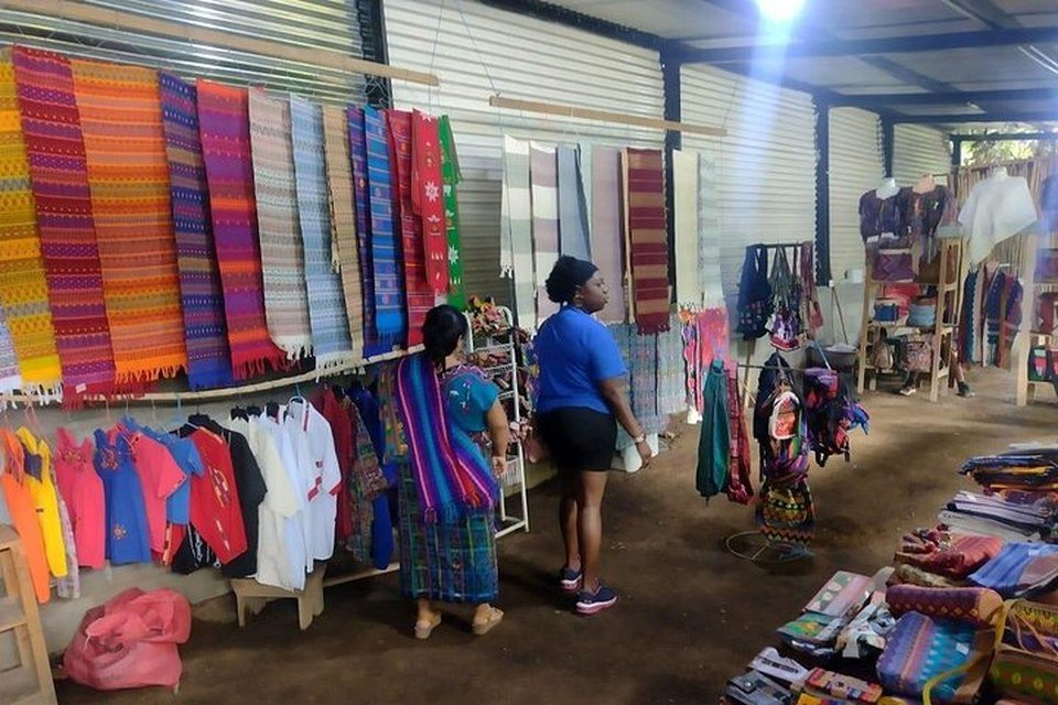 Tienda de textiles y tejidos tradicionales en un pueblo cerca de Antigua Guatemala