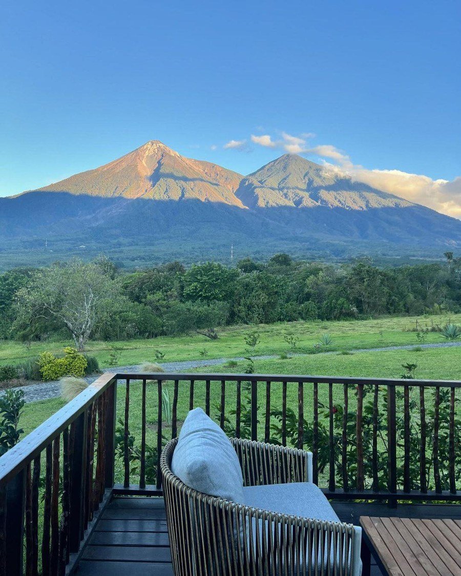 Vista de los volcanes de Agua y Fuego desde la terraza de Finca San Cayetano, cerca de Antigua Guatemala