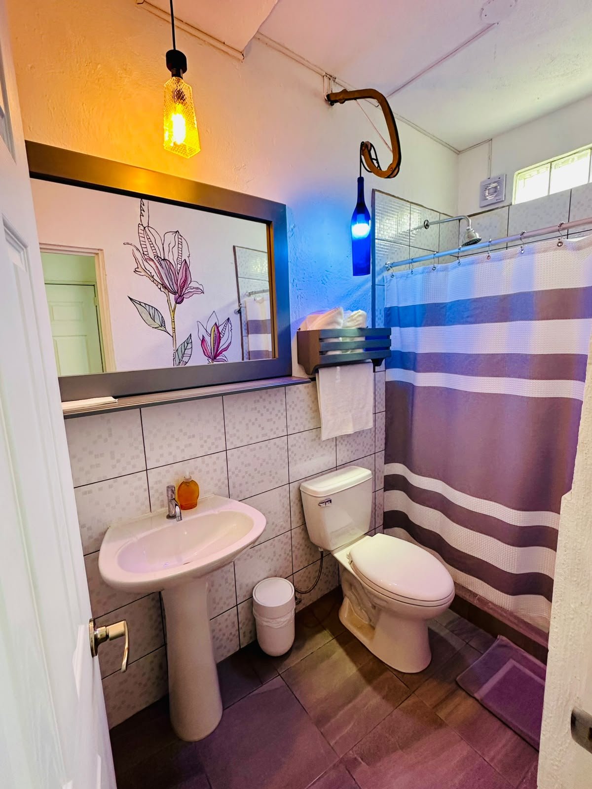 Baño con mural floral en Hotel y Arte Antigua