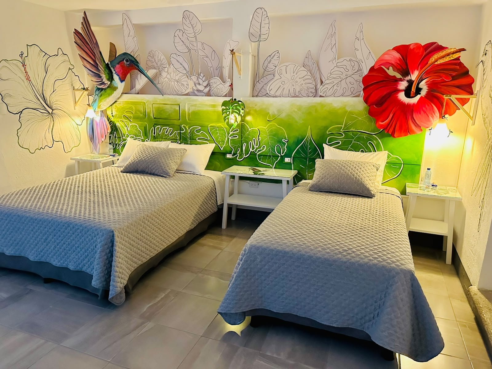 Habitación Doble con 2 Camas, mural de colibrí y flor roja