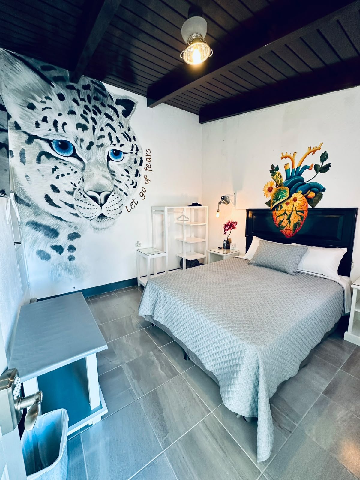 Habitación Doble Premium, mural de leopardo de las nieves