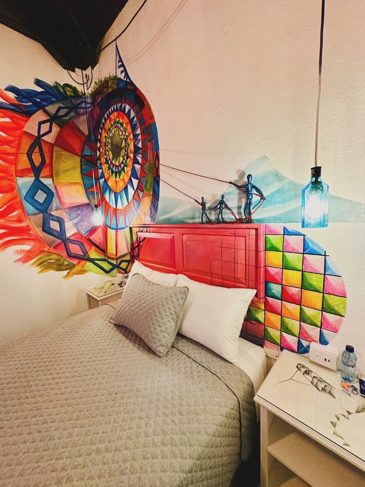 Habitación Doble con Baño Privado, mural de mandala colorido