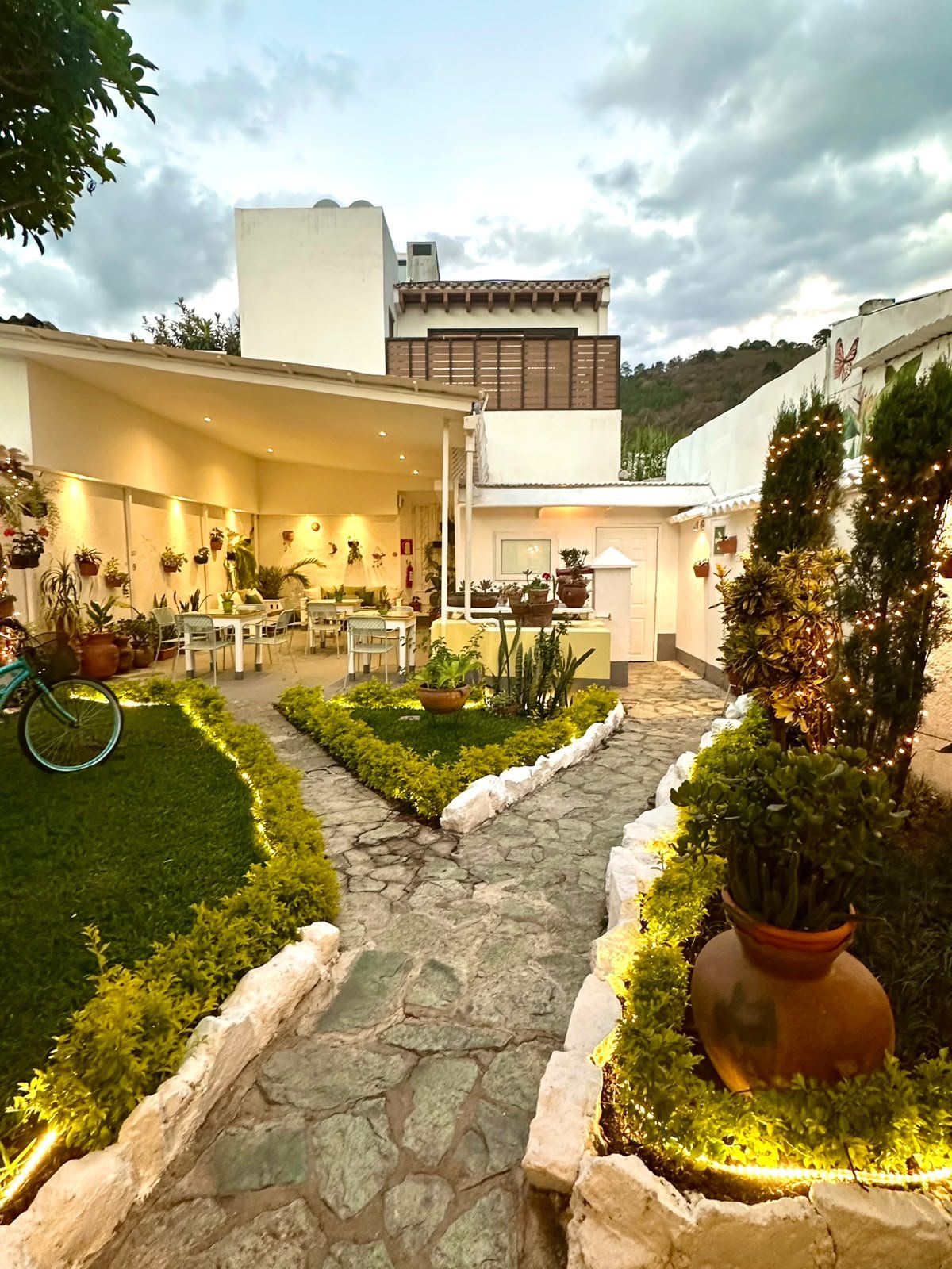 Jardín y patio del Hotel y Arte Antigua al atardecer