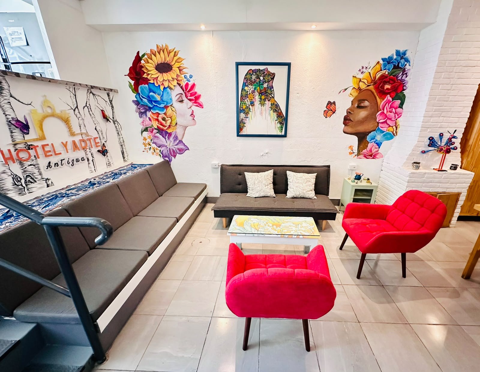 Lobby con arte mural en Hotel y Arte Antigua