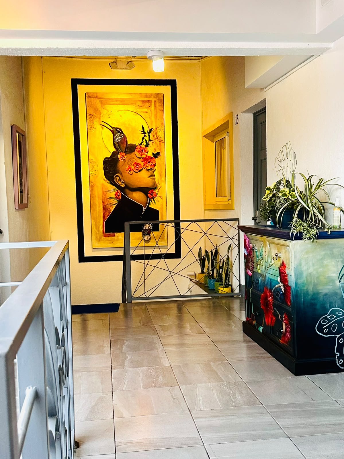 Pasillo con mural artístico de colibrí
