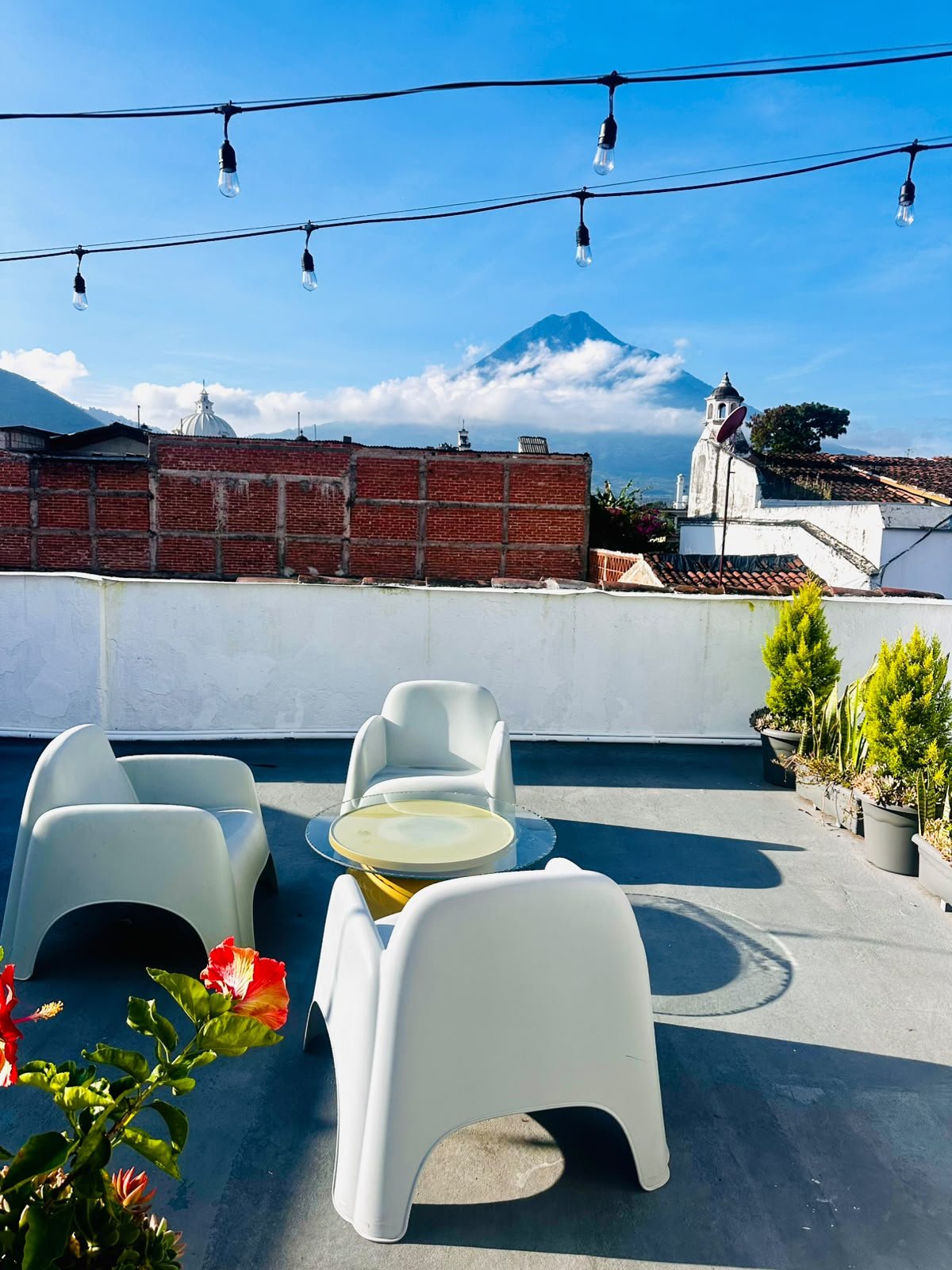 Terraza del Hotel y Arte Antigua con vista al Volcán de Agua