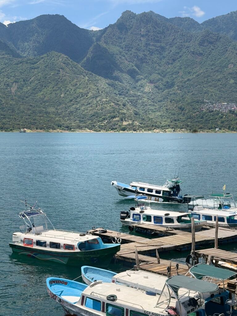Lanchas en el embarcadero de Panajachel, tour Lago de Atitlán 1 día