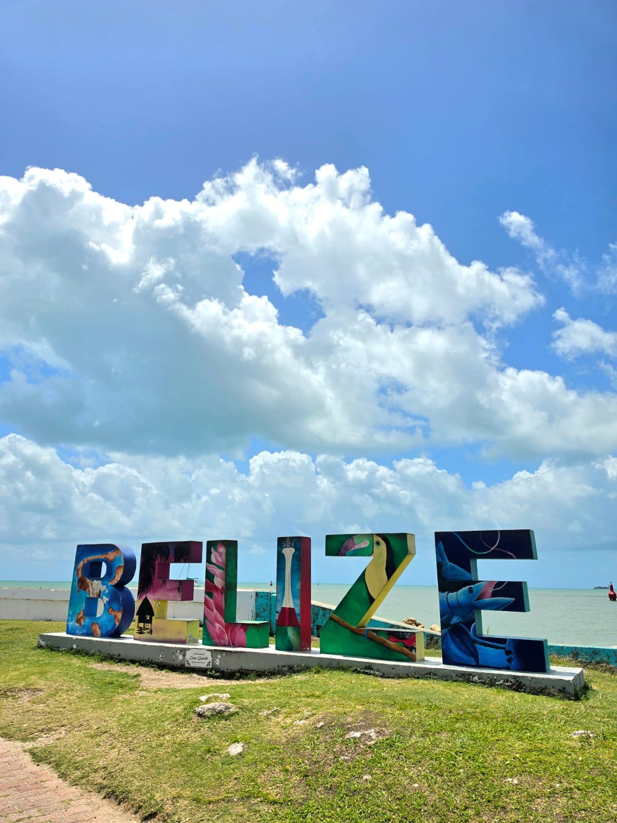 Letrero gigante BELIZE, foto icónica del tour al Caribe beliceño