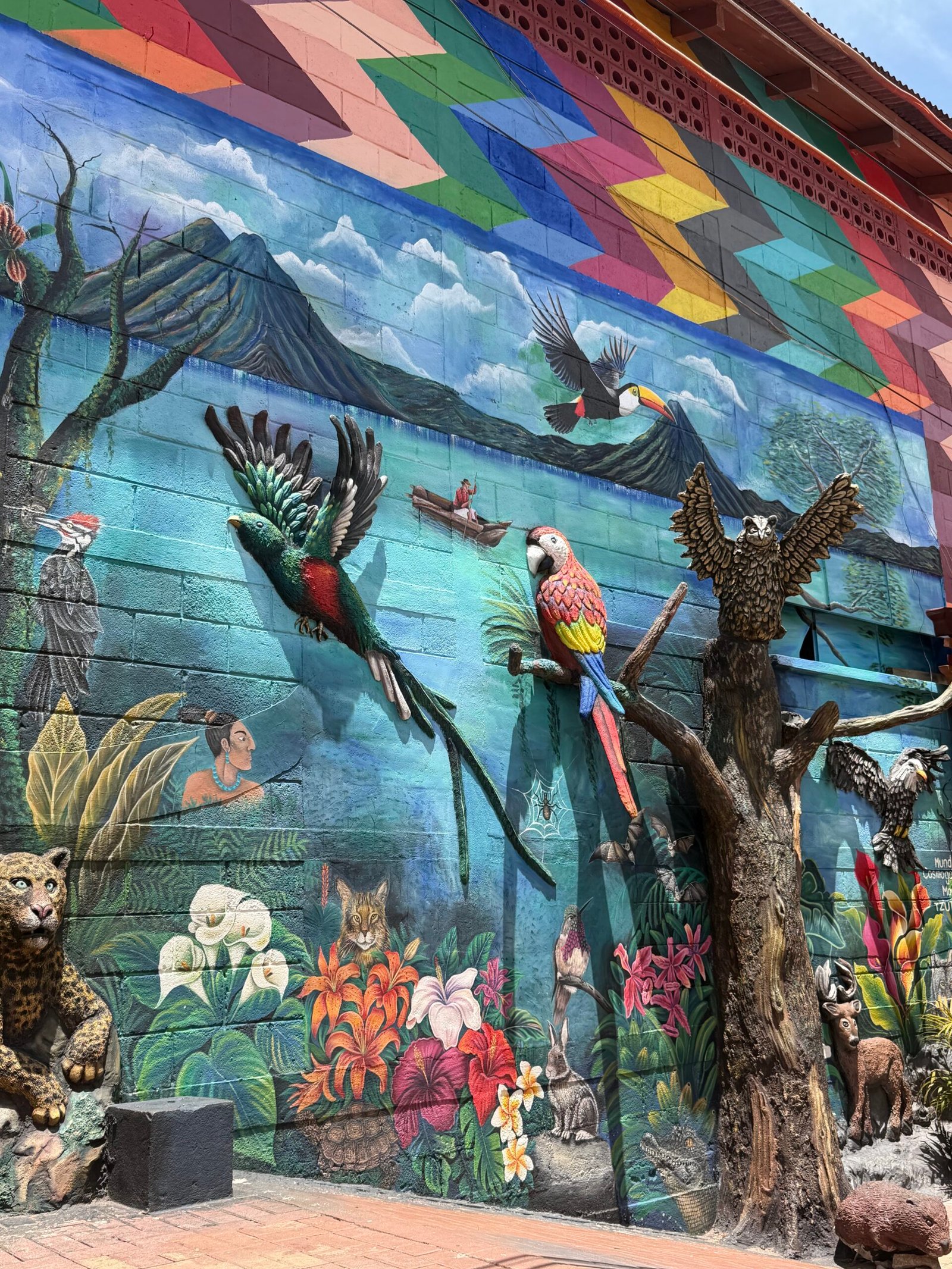 Mural colorido del quetzal, arte callejero en San Juan la Laguna, Lago de Atitlán