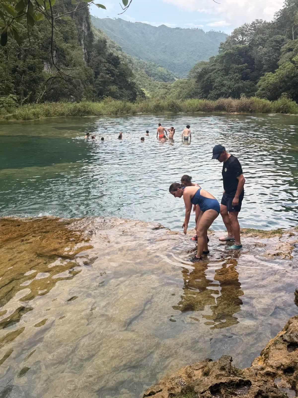 Turistas junto a las piscinas naturales de agua turquesa de Semuc Champey, Alta Verapaz, Guatemala