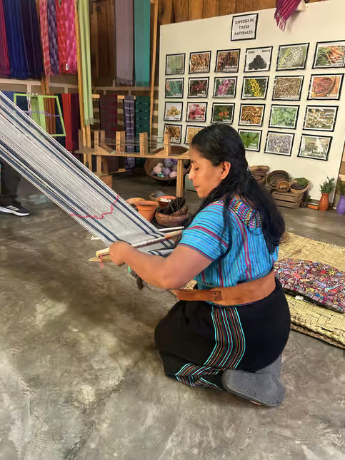 Artesana tejiendo textiles tradicionales en telar de cintura en San Juan la Laguna, Lago de Atitlán