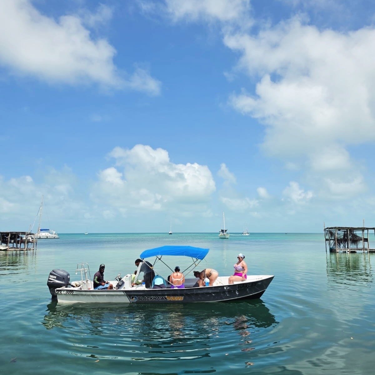 Turistas en lancha Blackhawk Tours navegando el Caribe de Belice