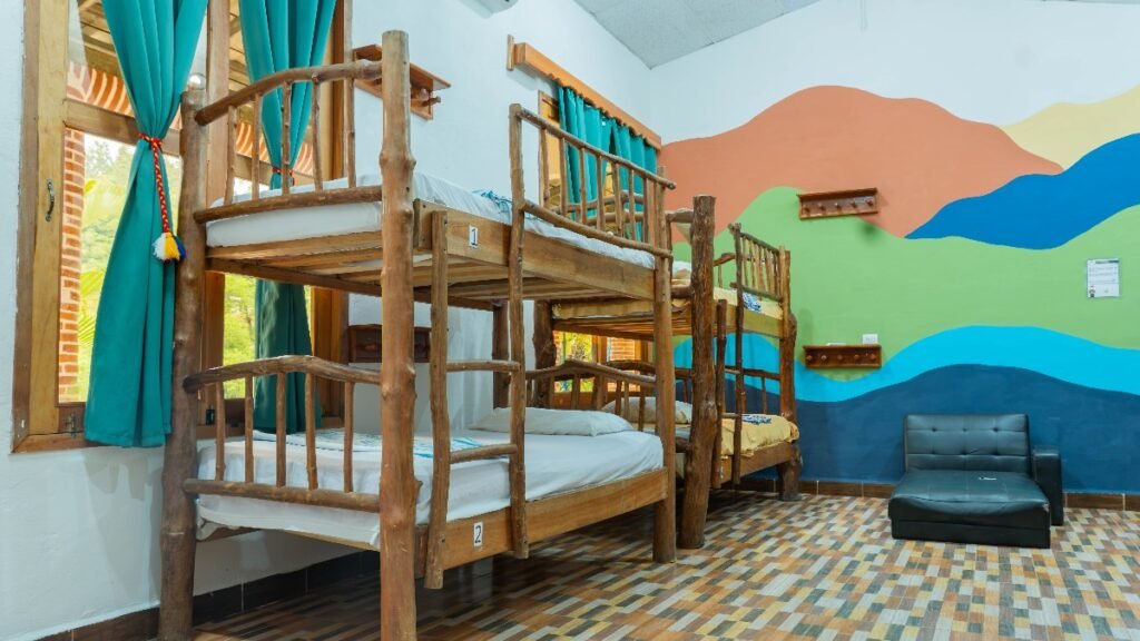 Dormitorio mixto con literas en Viñas Hotel Lanquín