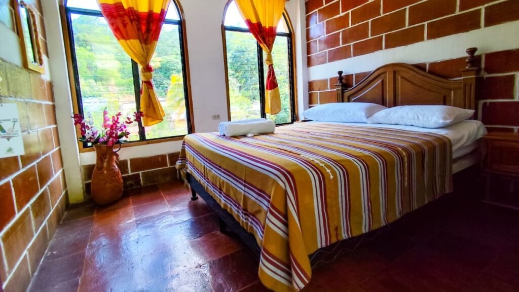 Habitación doble con cama matrimonial en Viñas Hotel Lanquín, cerca de Semuc Champey