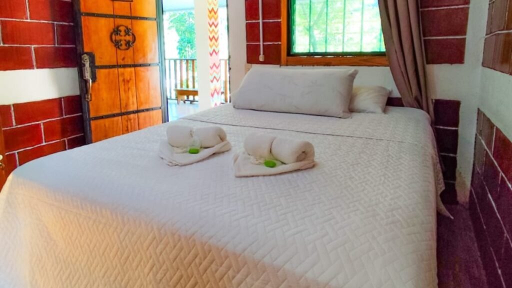 Doble con baño privado, AC y TV - Viñas Hotel Lanquín, Semuc Champey