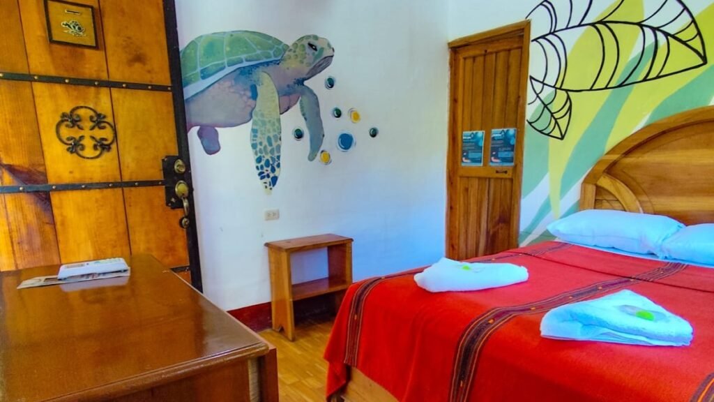 Triple con baño privado, AC y 3 camas imperiales - Viñas Hotel Lanquín, Semuc Champey
