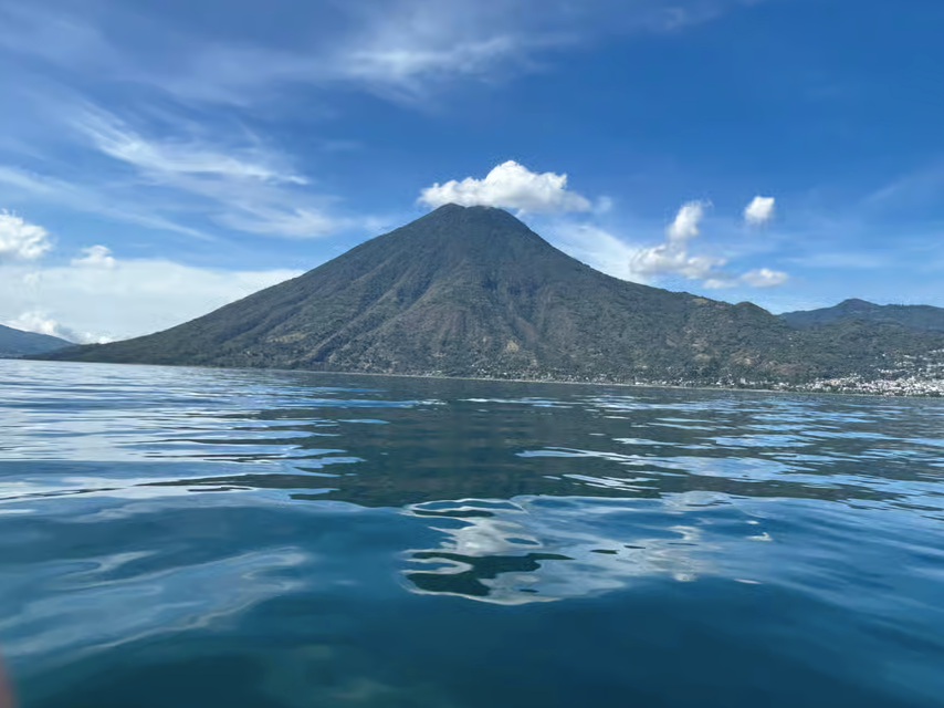 Volcán San Pedro visto desde una lancha en el Lago de Atitlán, Guatemala