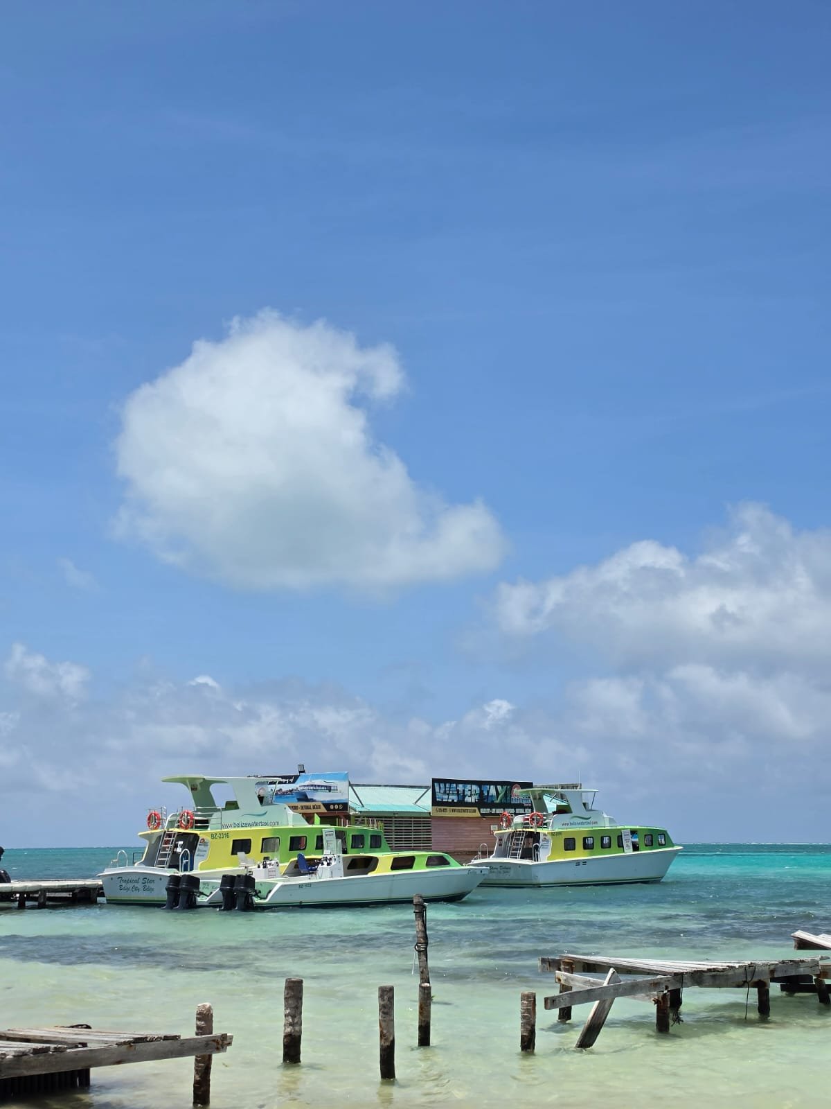 Water taxi cruzando de Belize City a Caye Caulker en tour a los cayos de Belice