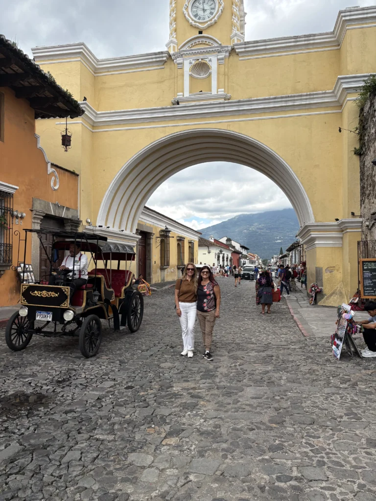 Arco de Santa Catalina con el Volcán de Agua al fondo en Antigua Guatemala