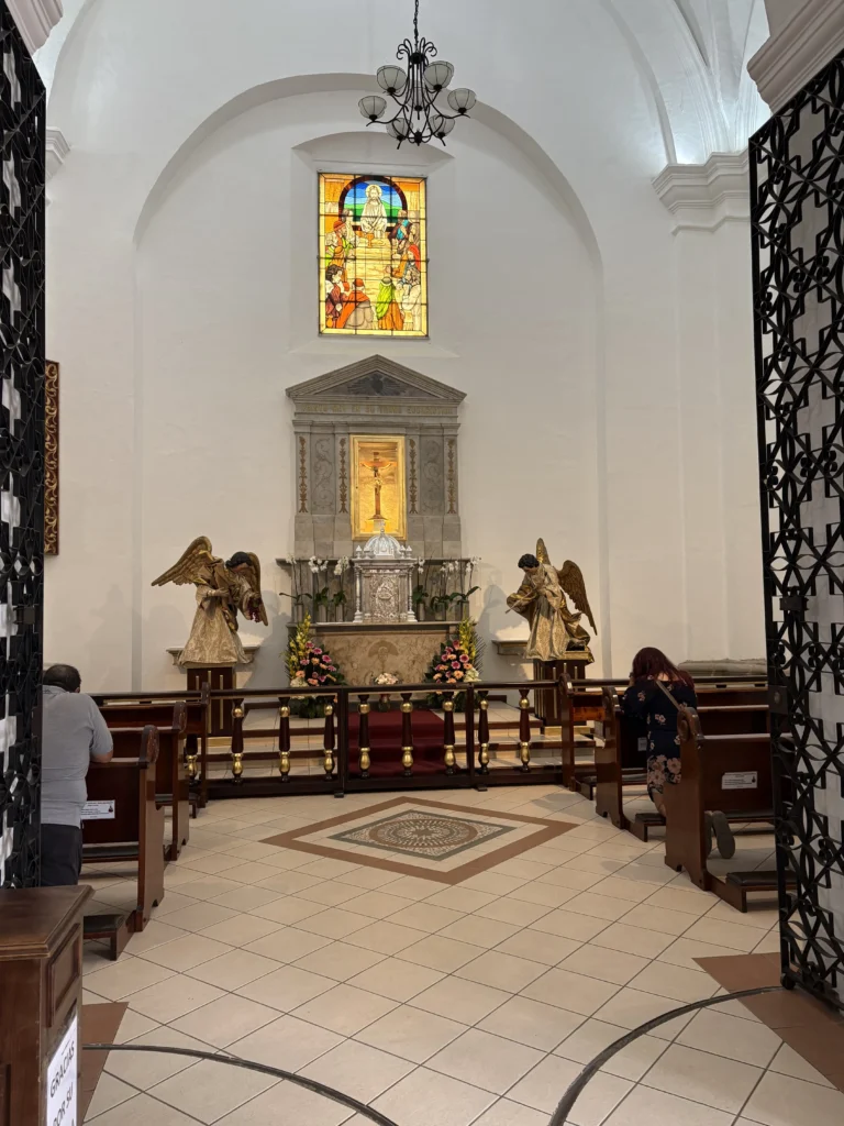 Capilla con ángeles dorados y vitral en la Catedral de Antigua Guatemala